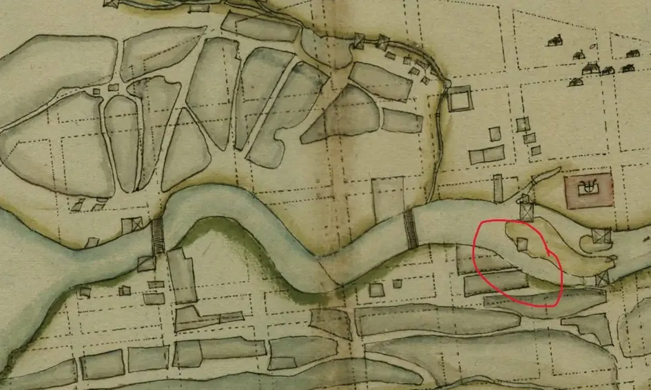 Handritad och akvarellerad karta från 1628 över Faluån där den slingrar sig genom staden, med kvarter, tomter och två broar över ån. En röd ring markerar ett område vid ån öster om den högra bron.