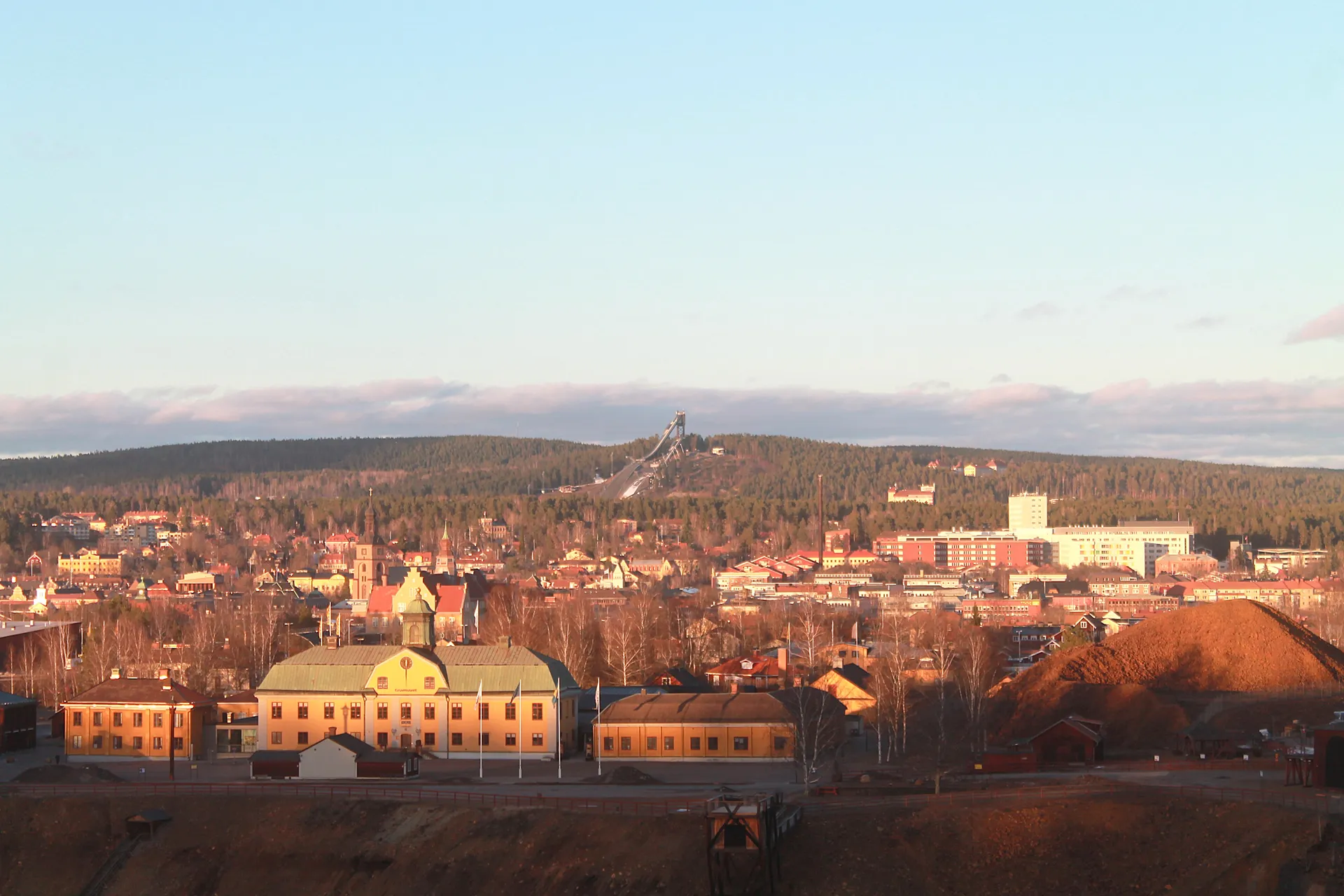 Vy över Falun i gyllene kvällsljus